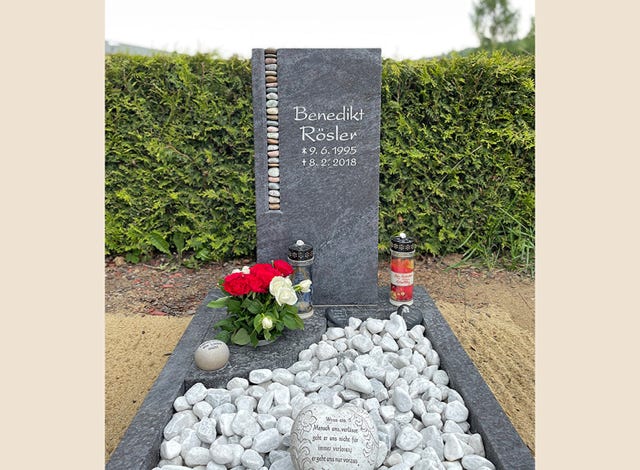 Grabstein mit Kieselintarsie, Grababdeckung