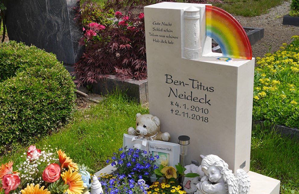 Grabstein - Materialkombination aus Stein und Glas