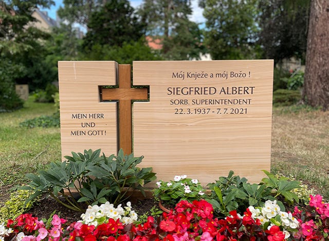 Grabstein aus Standstein und Holz