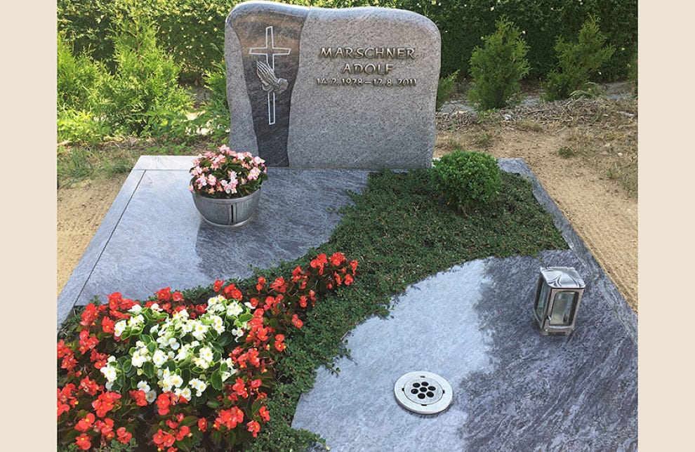 Grabplatte und Grabeinfassung aus Granit