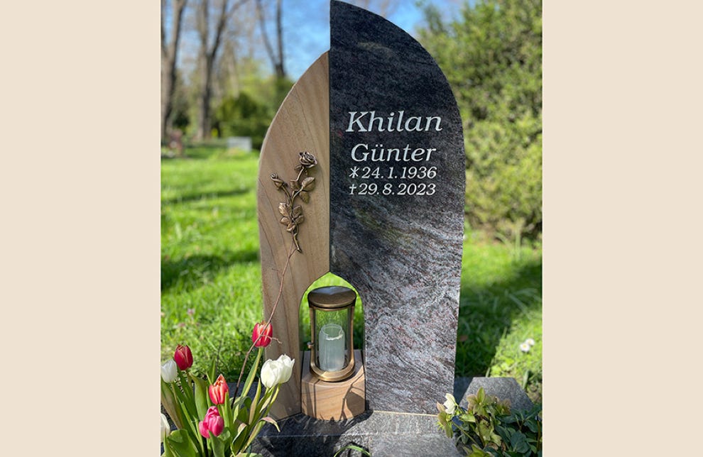 Grabstein aus Sandstein und Granit