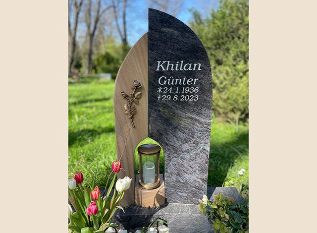 Grabstein aus Sandstein und Granit