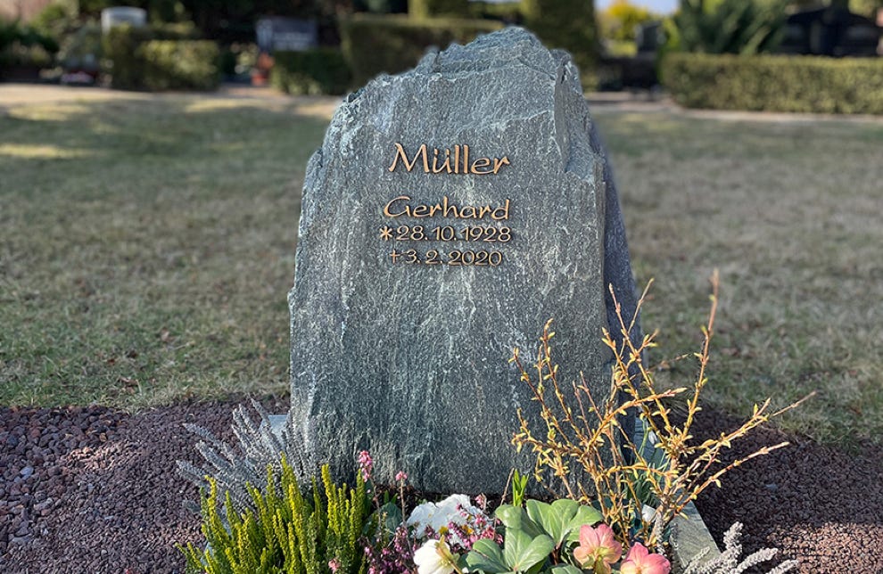 Grabstein naturbelassen, natürlich