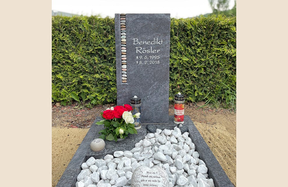 Grabstein mit Kieselintarsie, Grababdeckung