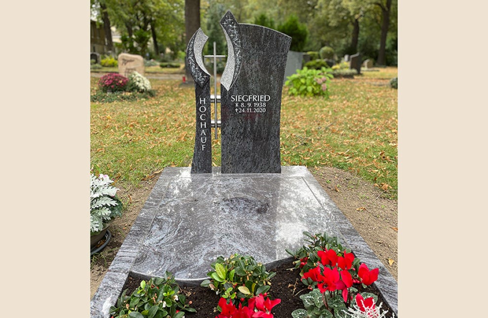 Grabstein und Grabplatte mit Gravur