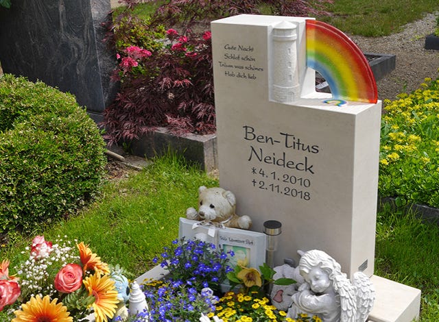 Grabstein - Materialkombination aus Stein und Glas