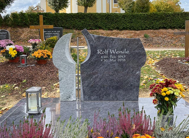 Grabstein und Grabplatte mit Gravur