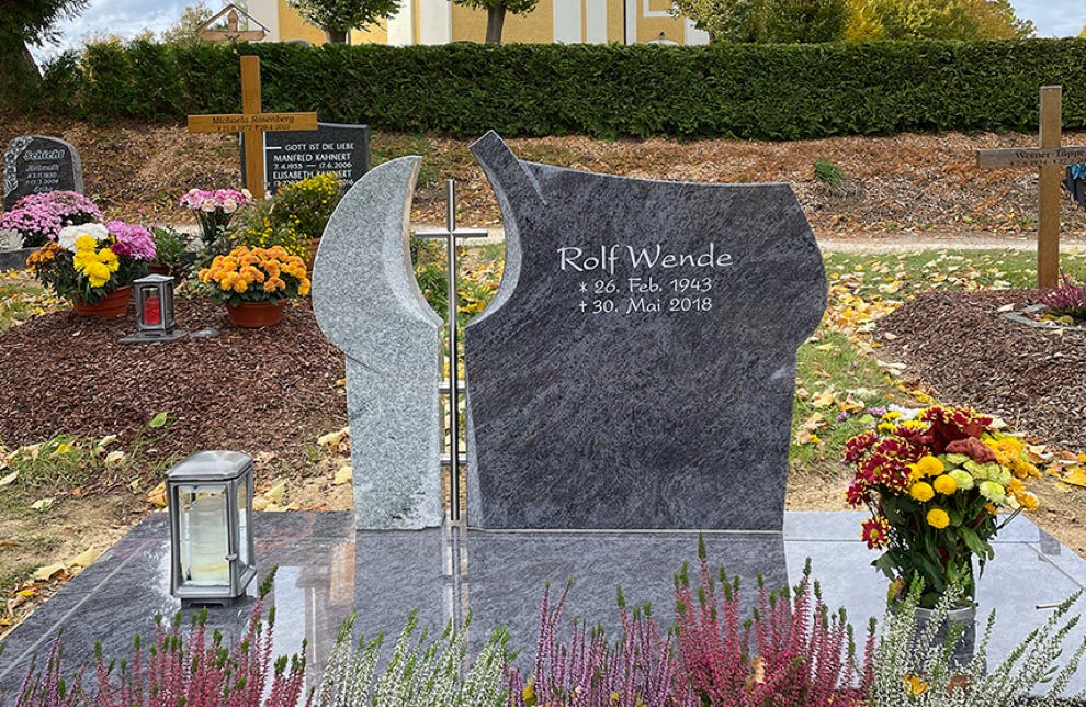 Grabstein und Grabplatte mit Gravur