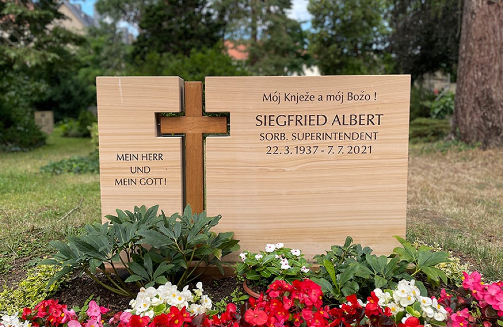 Grabstein aus Standstein und Holz