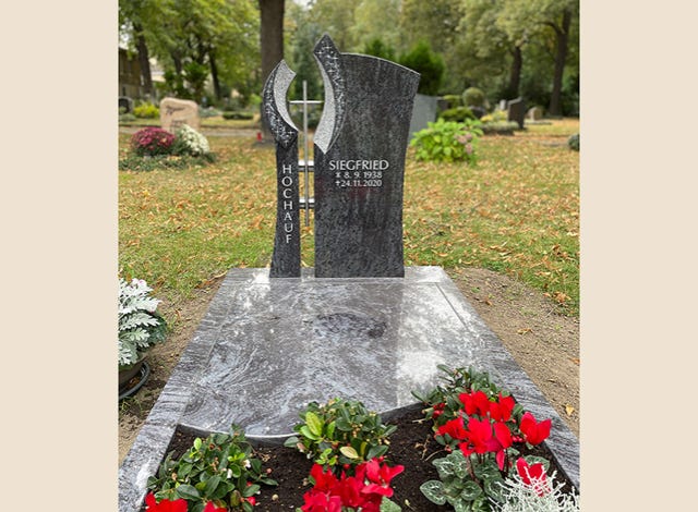 Grabstein und Grabplatte mit Gravur